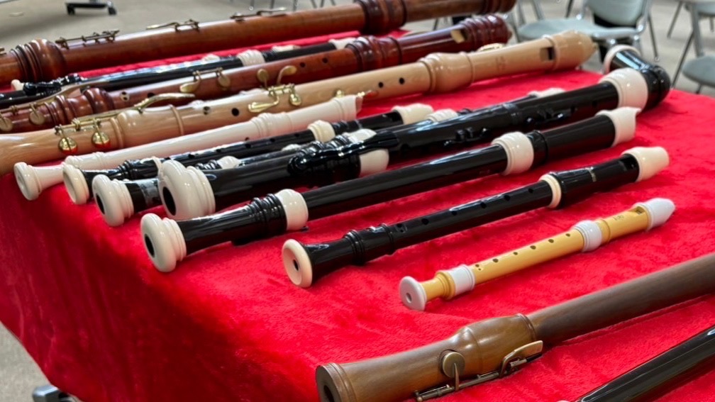 様々なリコーダーが並んでいる写真