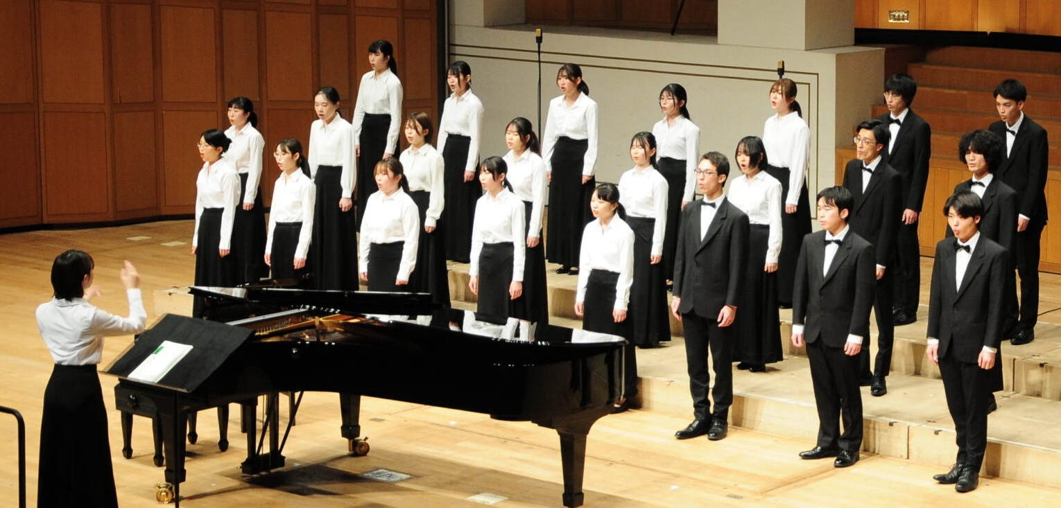 ステージで合唱する筑波大学混声合唱団
