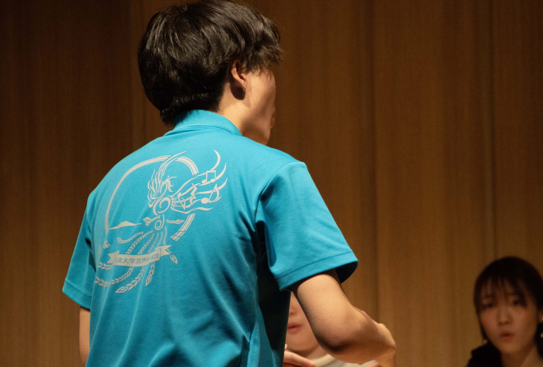 団のTシャツと指揮