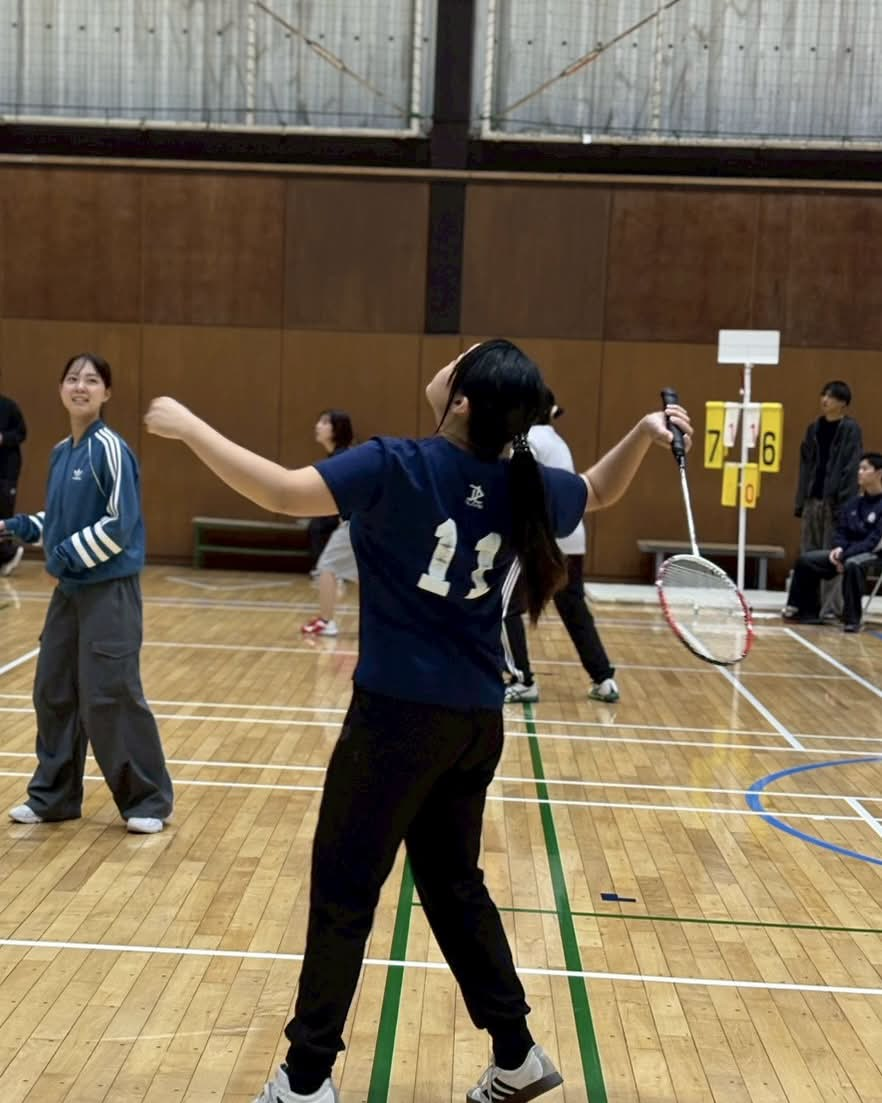 バドミントンでラケットを構える選手