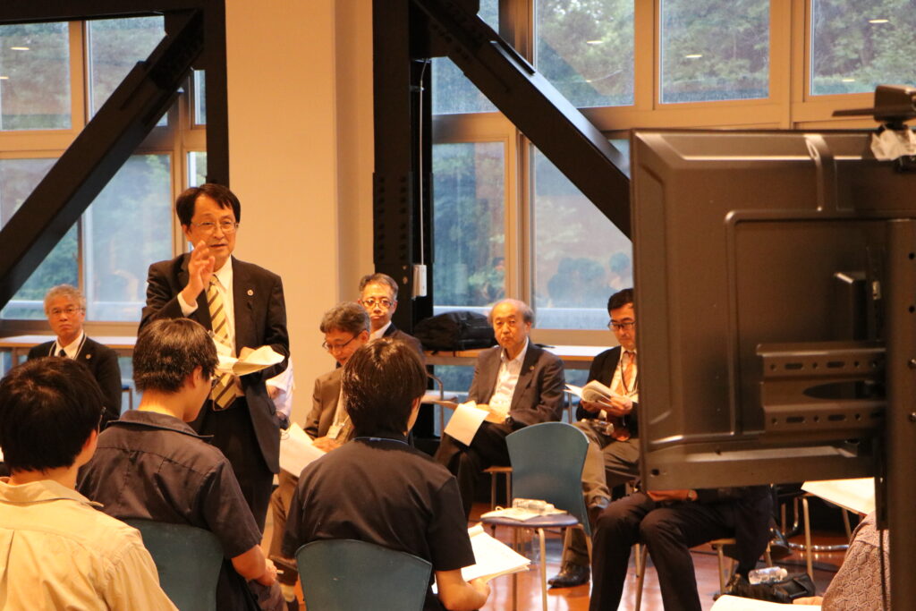 マレーシア校(UTMy)の学生に向かって挨拶を行う永田恭介学長。澁谷耕大撮影。