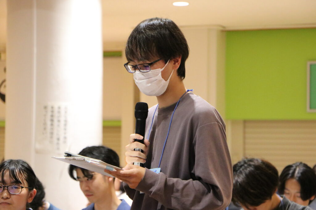 学長・副学長らに対して活動の報告を行う全代会構成員。澁谷耕大撮影。