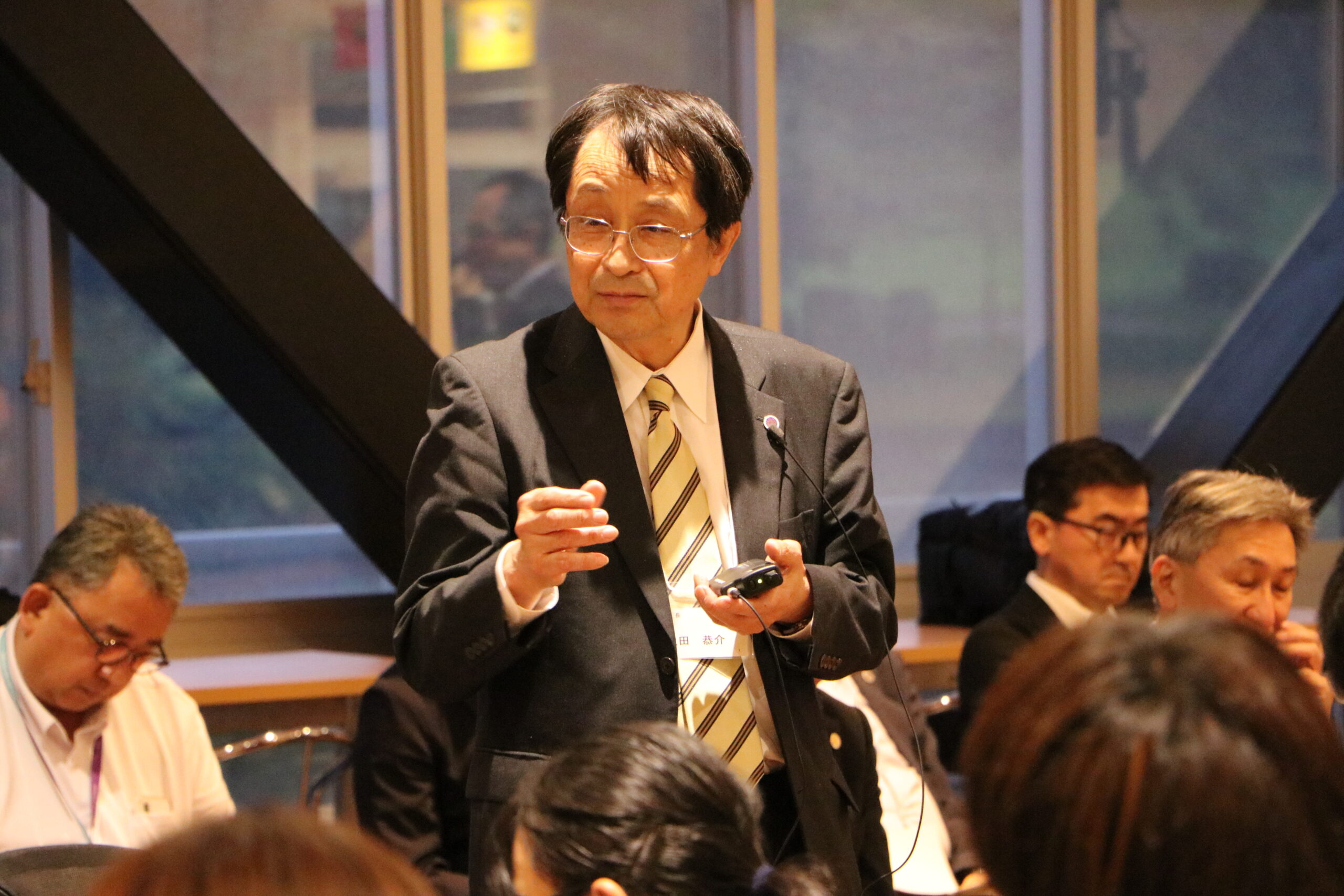 学生からの質問に対して回答を行う永田恭介学長。澁谷耕大撮影。