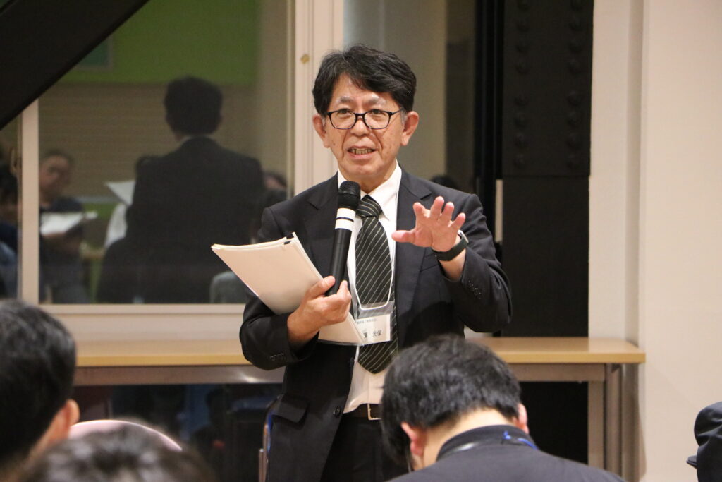 学生の質問に対して回答を行う加藤教育担当副学長。澁谷耕大撮影。