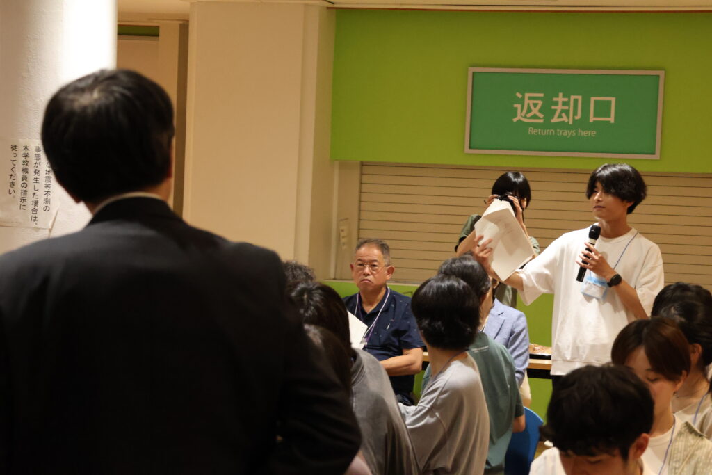 永田恭介学長に対して質問を行う全代会構成員。櫻田翔撮影。