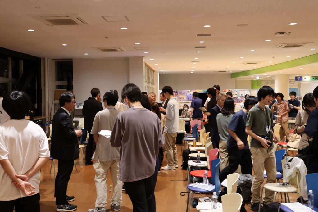 自由歓談を行う茶話会の参加者。櫻田翔撮影。
