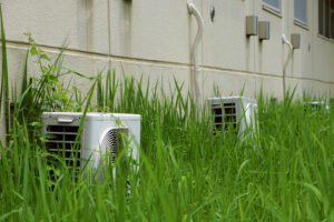 平砂学生宿舎エリアにおいて並ぶレンタルエアコンの室外機。2026年6月30日。澁谷耕大撮影