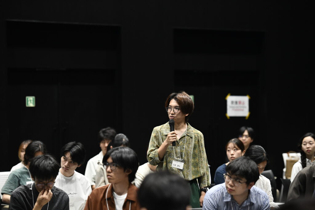 学長らに対して学生宿舎に対する「提言」を行う三浦生活環境委員会委員長。趙溢鈞撮影。