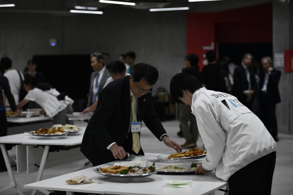軽食の準備を行う永田恭介学長。趙溢鈞撮影。
