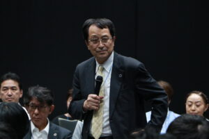 未来社会デザイン棟において、全代会構成員等に対して挨拶を行う永田恭介学長。澁谷耕大撮影。