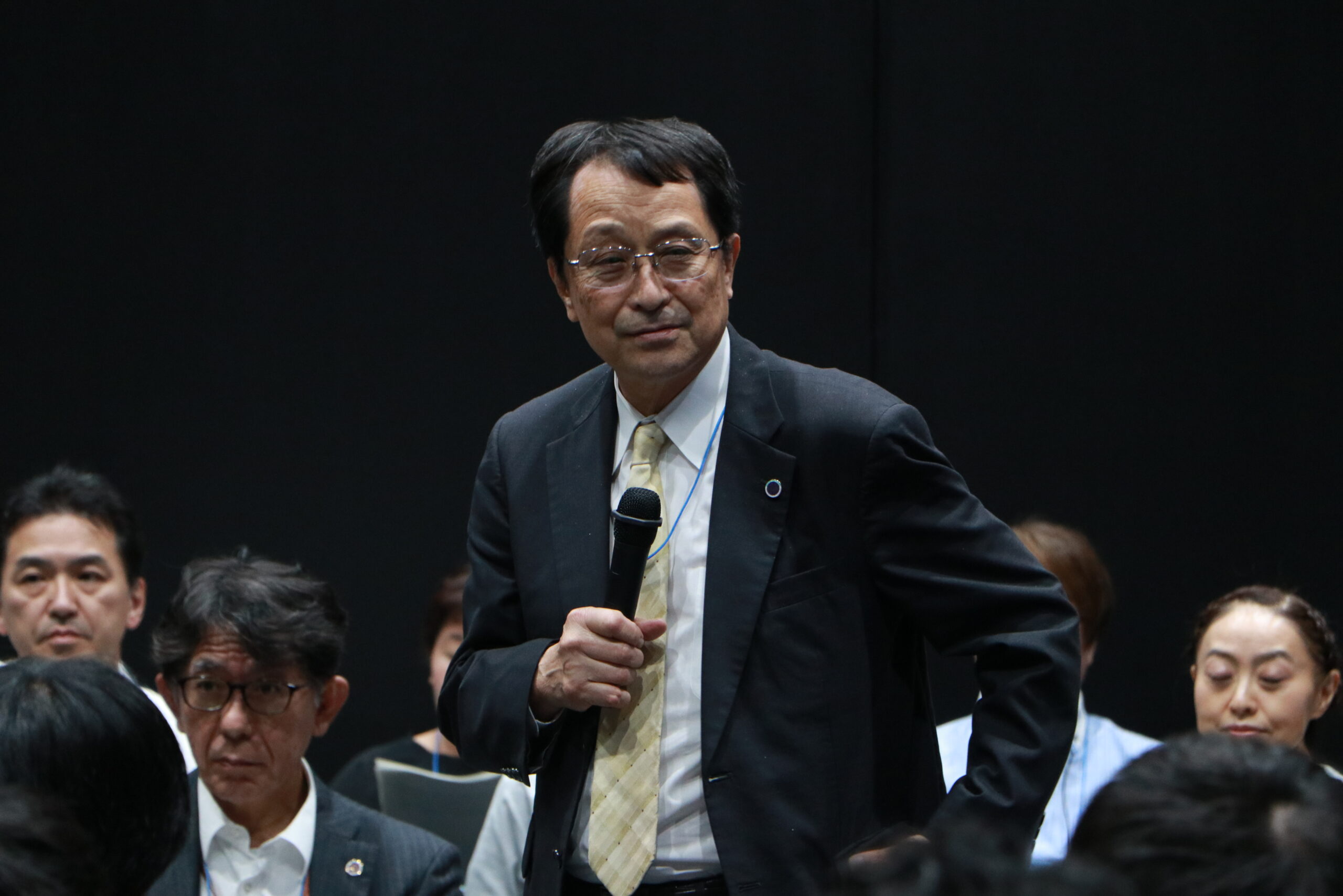 未来社会デザイン棟において、全代会構成員等に対して挨拶を行う永田恭介学長。澁谷耕大撮影。
