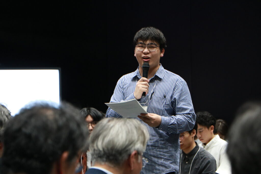 学長らに対して全代会の活動報告を行う綱木全代会議長。澁谷耕大撮影。