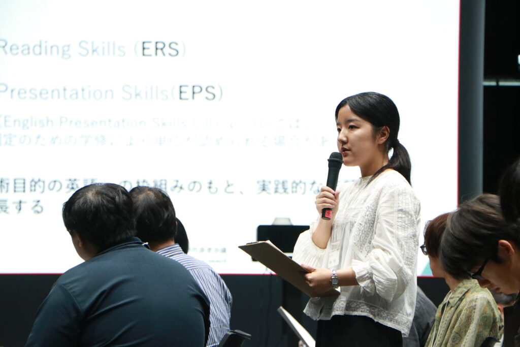 学長らに対して共通英語の機能強化に関する提案を行う廣田教育環境委員会委員長。澁谷耕大撮影。