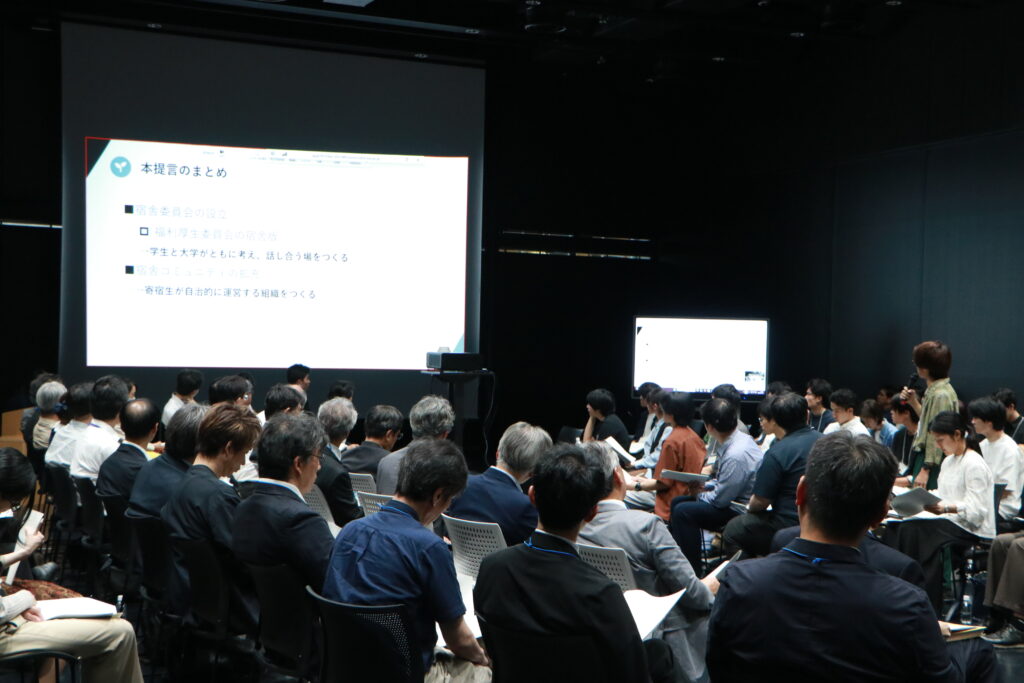 宿舎委員会の設立や宿舎コミュニティの拡充について提案を行う三浦生活環境委員会委員長。澁谷耕大撮影。