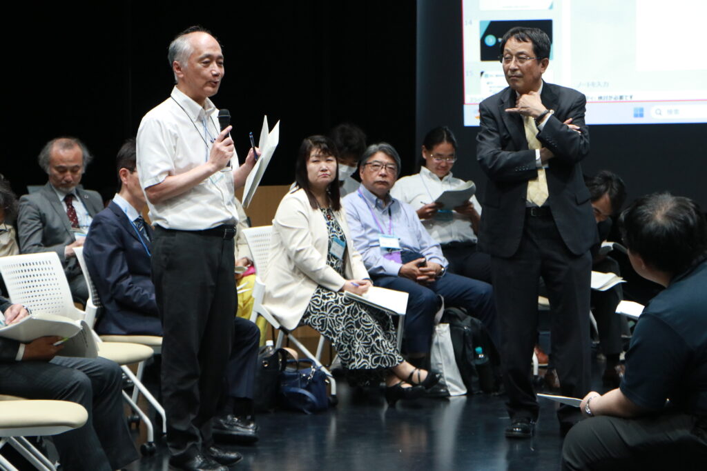 学生宿舎について話す加藤和彦副学長（情報マネジメント担当）と永田恭介学長。澁谷耕大撮影。